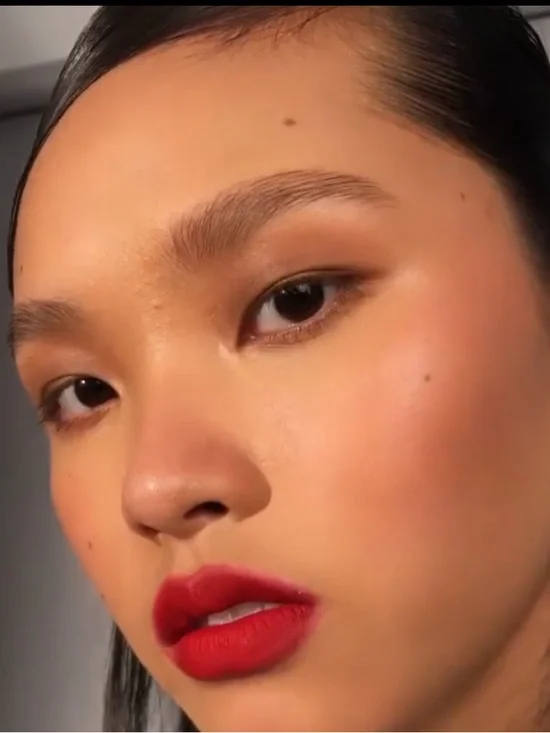 Burberry Kisses Lipstick in Matte Military Red 109 - Limited Edition - Picture 5 of 6